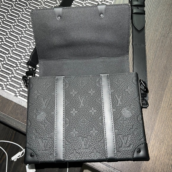 Louis Vuitton Mens messenger bag - Picture 4 of 4